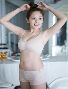 《站着舔蜜豆-美女被奸》