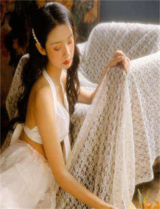 《女王虐男奴图片-欧洲美女1819》